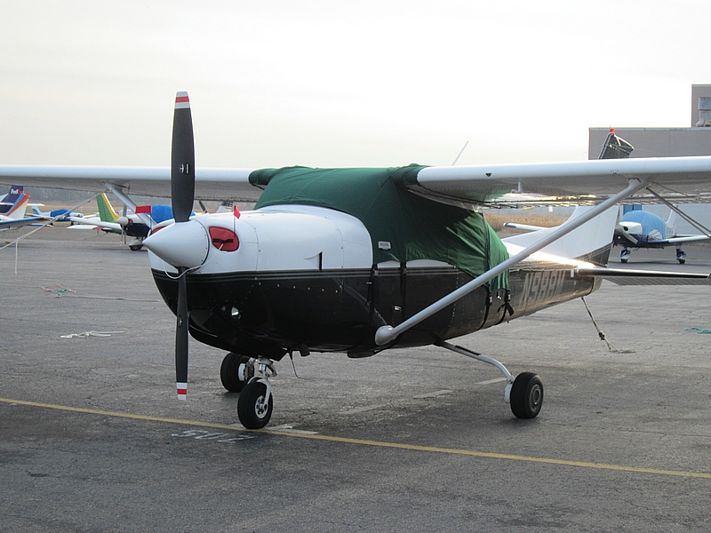 Cessna Skylane C182RG at KBDR